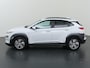 Hyundai Kona Electric EV Fashion 64 kWh | SOH 96% | Trekhaak | HUD | Navigatie | Ele. verstelbare stoelen | Camera | DAB | Apple CarPlay/Android Auto | Stoel/Stuurverwarming | Adaptieve Cruise Control | KRELL Audio |