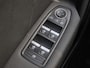 Renault Captur 1.3 TCe 140 Intens / Achteruitrijcamera / Apple Carplay Android Auto / Trekgewicht 1500 kg / Cruise control / Keyless Entry/Start / Draadloze telefoon lader / Navigatie / Parkeersensoren voor en achter / Climate control /