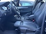 BMW 2-Serie Gran Tourer 220i Automaat 7-persoons High Executive Launch Edition M-Sport Trekhaak leder Panoramadak Navigatie Head-Up Sportstoelen Leder Led 18 Inch Velgen NL Auto