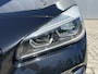 BMW 2-Serie Gran Tourer 220i Automaat 7-persoons High Executive Launch Edition M-Sport Trekhaak leder Panoramadak Navigatie Head-Up Sportstoelen Leder Led 18 Inch Velgen NL Auto