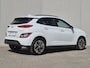 Hyundai Kona Electric EV Premium 64 kWh / Dealer onderhouden / SOH 97,90% / Fabrieksgarantie tot 03-2027 / CCS snelladen / All season banden / Head Up Display / Warmtepomp / Adaptief cruise control / Stoelverwarming / Achteruitrijcamera / Apple Carplay Android Auto /