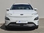 Hyundai Kona Electric EV Premium 64 kWh / Dealer onderhouden / SOH 97,90% / Fabrieksgarantie tot 03-2027 / CCS snelladen / All season banden / Head Up Display / Warmtepomp / Adaptief cruise control / Stoelverwarming / Achteruitrijcamera / Apple Carplay Android Auto /