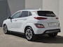 Hyundai Kona Electric EV Premium 64 kWh / Dealer onderhouden / SOH 97,90% / Fabrieksgarantie tot 03-2027 / CCS snelladen / All season banden / Head Up Display / Warmtepomp / Adaptief cruise control / Stoelverwarming / Achteruitrijcamera / Apple Carplay Android Auto /