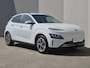 Hyundai Kona Electric EV Premium 64 kWh / Dealer onderhouden / SOH 97,90% / Fabrieksgarantie tot 03-2027 / CCS snelladen / All season banden / Head Up Display / Warmtepomp / Adaptief cruise control / Stoelverwarming / Achteruitrijcamera / Apple Carplay Android Auto /