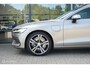 Volvo V60 2.0 T6 Twin Engine AWD Inscription | Pano | Trekhaak | HUD | Cruise | 19 Inch | Pebble Grey | Stoelverw. | Camera | Elec. stoelen