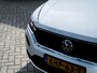 Volkswagen T-Roc 1.5 TSI Sport | Stoelverwarming | Adaptieve Cruise Control | LED Koplampen | Sportstuur | Apple Carplay | Android Auto | Two-Tone Wit - Zwart | Parkeersensoren | Privacy Glas | Sportstoelen | All Season Banden |