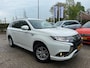 Mitsubishi Outlander 2.4 PHEV Pure / 1E EIG / APPLE CAR PLAY / STOELVERWARMING / CRUISE / ECC / NL-AUTO / TREKHAAK / CAMERA