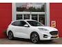 Ford Kuga 2.5 PHEV 225PK ST-LINE X | ELEKTRISCH WEGKLAPBARE TREKHAAK | NAVIGATIE | WINTER PACK: VOORRUIT/STUUR/STOEL VERWARMING | ACHTERBANK VERWARMING | DODEHOEKDETECTIE | CAMERA VOOR + ACHTER | KEYLESS ENTRY/START | RODE REMKLAUWEN | ADAPTIVE CRUISE CONTROL | DAB+ RADIO | APPLE CARPLAY/ANDROID AUTO | 19" LICHTMETALEN VELGEN | PARKEERSENSOREN VOOR + ACHTER | AUTOMATISCH INPARKEREN | ELEKTRISCH BEDIENBARE ACHTERKLEP |
