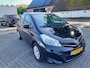Toyota Yaris 1.3 VVT-i Now In Nederland nieuw geleverde goed onderhouden auto op All-seasons banden!