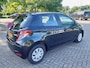 Toyota Yaris 1.3 VVT-i Now In Nederland nieuw geleverde goed onderhouden auto op All-seasons banden!