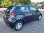 Toyota Yaris 1.3 VVT-i Now In Nederland nieuw geleverde goed onderhouden auto op All-seasons banden!