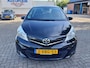 Toyota Yaris 1.3 VVT-i Now In Nederland nieuw geleverde goed onderhouden auto op All-seasons banden!