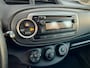 Toyota Yaris 1.3 VVT-i Now In Nederland nieuw geleverde goed onderhouden auto op All-seasons banden!