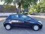 Toyota Yaris 1.3 VVT-i Now In Nederland nieuw geleverde goed onderhouden auto op All-seasons banden!