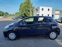 Toyota Yaris 1.3 VVT-i Now In Nederland nieuw geleverde goed onderhouden auto op All-seasons banden!