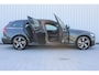 Volvo V60 2.0 T8 Recharge AWD R-Design | Incl. 12 maanden garantie | Pilot assist | Harman/Kardon audio | Memory seats | Stoel/stuurverwarming | Uitklapbare trekhaak | Schuif/kantel dak | Apple carplay/Android auto |