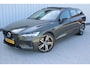 Volvo V60 2.0 T8 Recharge AWD R-Design | Incl. 12 maanden garantie | Pilot assist | Harman/Kardon audio | Memory seats | Stoel/stuurverwarming | Uitklapbare trekhaak | Schuif/kantel dak | Apple carplay/Android auto |