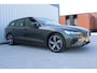 Volvo V60 2.0 T8 Recharge AWD R-Design | Incl. 12 maanden garantie | Pilot assist | Harman/Kardon audio | Memory seats | Stoel/stuurverwarming | Uitklapbare trekhaak | Schuif/kantel dak | Apple carplay/Android auto |