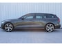 Volvo V60 2.0 T8 Recharge AWD R-Design | Incl. 12 maanden garantie | Pilot assist | Harman/Kardon audio | Memory seats | Stoel/stuurverwarming | Uitklapbare trekhaak | Schuif/kantel dak | Apple carplay/Android auto |