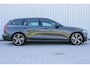 Volvo V60 2.0 T8 Recharge AWD R-Design | Incl. 12 maanden garantie | Pilot assist | Harman/Kardon audio | Memory seats | Stoel/stuurverwarming | Uitklapbare trekhaak | Schuif/kantel dak | Apple carplay/Android auto |