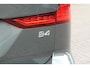 Volvo V60 B4 Automaat Mild Hybrid Essential Edition | Lederen Bekleding Charcoal | Adaptieve Cruise Control | Pilot Assist | 19-Inch Lichtmetalen Velgen | Getint Glas | Donkere Hemelbekleding | Parkeersensoren Voor & Achter | Achteruitrijcamera | Stoelverwarming Voor- en Achter | Stuurverwarming | Google | High Performance Audio | Lendensteun | BLIS |