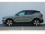 Volvo XC40 Recharge Pro Adaptieve Cruise Control met Pilot Assist | Panoramisch schuif/kanteldak | Premium audio by Harman Kardon | 360 Parkeercamera | Elek. voorstoelen met geheugen | Verwarmbare voorstoelen + stuurwiel |