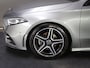 Mercedes-Benz A-klasse 180 AMG Line (SFEERVERLICHTING, STOELVERWARMING, PANO, APPLE CARPLAY/ANDROID AUTO, MULTIFUNCTIONEEL STUUR)