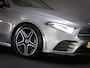 Mercedes-Benz A-klasse 180 AMG Line (SFEERVERLICHTING, STOELVERWARMING, PANO, APPLE CARPLAY/ANDROID AUTO, MULTIFUNCTIONEEL STUUR)