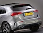 Mercedes-Benz A-klasse 180 AMG Line (SFEERVERLICHTING, STOELVERWARMING, PANO, APPLE CARPLAY/ANDROID AUTO, MULTIFUNCTIONEEL STUUR)