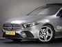 Mercedes-Benz A-klasse 180 AMG Line (SFEERVERLICHTING, STOELVERWARMING, PANO, APPLE CARPLAY/ANDROID AUTO, MULTIFUNCTIONEEL STUUR)