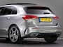 Mercedes-Benz A-klasse 180 AMG Line (SFEERVERLICHTING, STOELVERWARMING, PANO, APPLE CARPLAY/ANDROID AUTO, MULTIFUNCTIONEEL STUUR)