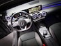 Mercedes-Benz A-klasse 180 AMG Line (SFEERVERLICHTING, STOELVERWARMING, PANO, APPLE CARPLAY/ANDROID AUTO, MULTIFUNCTIONEEL STUUR)