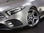 Mercedes-Benz A-klasse 180 AMG Line (SFEERVERLICHTING, STOELVERWARMING, PANO, APPLE CARPLAY/ANDROID AUTO, MULTIFUNCTIONEEL STUUR)