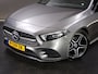 Mercedes-Benz A-klasse 180 AMG Line (SFEERVERLICHTING, STOELVERWARMING, PANO, APPLE CARPLAY/ANDROID AUTO, MULTIFUNCTIONEEL STUUR)