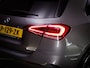 Mercedes-Benz A-klasse 180 AMG Line (SFEERVERLICHTING, STOELVERWARMING, PANO, APPLE CARPLAY/ANDROID AUTO, MULTIFUNCTIONEEL STUUR)
