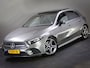 Mercedes-Benz A-klasse 180 AMG Line (SFEERVERLICHTING, STOELVERWARMING, PANO, APPLE CARPLAY/ANDROID AUTO, MULTIFUNCTIONEEL STUUR)