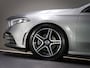 Mercedes-Benz A-klasse 180 AMG Line (SFEERVERLICHTING, STOELVERWARMING, PANO, APPLE CARPLAY/ANDROID AUTO, MULTIFUNCTIONEEL STUUR)