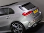 Mercedes-Benz A-klasse 180 AMG Line (SFEERVERLICHTING, STOELVERWARMING, PANO, APPLE CARPLAY/ANDROID AUTO, MULTIFUNCTIONEEL STUUR)