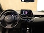 Toyota C-HR / C-HR+ 1.8 Hybrid Style - NAVIGATIE - PARKEERASSISTENT - STOELVERWARMING - STUURVERWARMING - PARKEERSENSOREN VOOR/ ACHTER - KEYLESS ENTRY/ START - DODEHOEK DETECTIE - 18 INCH LICHT METALEN VELGEN - CAMERA