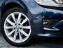 Volkswagen Golf Sportsvan 1.4 TSI Highline | Trekhaak | Camera | Navigatie | Stoelverwarming | Dode Hoek Detectie | Climate Control | Cruise Control | Metallic Lak | All Season Banden | 17'' Lichtmetalen Velgen |