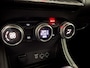 Renault Captur 1.6 E-Tech Hybrid 145 Intens | All season banden | Lichtmetalen velgen 18" | Parkeersensoren en achteruitrijcamera | Apple Carplay/Android Auto