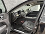 Volvo XC60 2.0 T6 Plug-in Hybrid AWD Plus Dark | PHEV | Facelift | 360 Graden Camera | Head-up Display | Panoramadak | Trekhaak | Keyless Entry | Elektrische Achterklep | Stoelverwarming voor en achter | Navigatie Google Maps | Apple Carplay | Android Auto