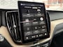 Volvo XC60 2.0 T6 Plug-in Hybrid AWD Plus Dark | PHEV | Facelift | 360 Graden Camera | Head-up Display | Panoramadak | Trekhaak | Keyless Entry | Elektrische Achterklep | Stoelverwarming voor en achter | Navigatie Google Maps | Apple Carplay | Android Auto