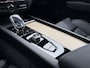 Volvo XC60 2.0 T6 Plug-in Hybrid AWD Plus Dark | PHEV | Facelift | 360 Graden Camera | Head-up Display | Panoramadak | Trekhaak | Keyless Entry | Elektrische Achterklep | Stoelverwarming voor en achter | Navigatie Google Maps | Apple Carplay | Android Auto