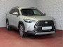 Toyota Corolla Cross HYBRID 140 STYLE ELEK.KLEP LED KEYLESS CARPLAY NAVI CAMERA STOEL/STUUR VERW.ADAP CRUISE PDC ✅ Top auto's Wijchen. Al 30 Jaar verkoop van Toyota : Benzine / Hybride / PHEV / HEV / Style / Executive / Dynamic / Plus / Business / Sport / Active / Premium etc. ✅