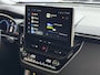 Toyota Corolla Cross HYBRID 140 STYLE ELEK.KLEP LED KEYLESS CARPLAY NAVI CAMERA STOEL/STUUR VERW.ADAP CRUISE PDC ✅ Top auto's Wijchen. Al 30 Jaar verkoop van Toyota : Benzine / Hybride / PHEV / HEV / Style / Executive / Dynamic / Plus / Business / Sport / Active / Premium etc. ✅