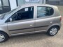 Toyota Yaris 1.3 VVT-i S-Line 1e eigenaar in nieuwstaat en super mooi boekjes en teller rapport zijn er bij, UNIEK !!
