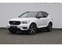 Volvo XC40 T3 163PK Automaat R-Design Adaptieve cruise control / Leder met alcantara bekleding / Parkeersensoren met camera / Trekhaak / stoel - en stuurverwarming / Apple carplay