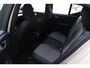 Volvo XC40 B4 211PK Automaat Plus Dark / Navigatie / Adaptive Cruise / Harman Kardon / Stuur- & Stoelverwarming / Elektrische achterklep / Achteruitrijcamera / Trekhaak / Elektrische stoelverst. met geheugen