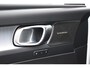 Volvo XC40 B4 211PK Automaat Plus Dark / Navigatie / Adaptive Cruise / Harman Kardon / Stuur- & Stoelverwarming / Elektrische achterklep / Achteruitrijcamera / Elektrische stoelverst. met geheugen / Extra getint glas / Microtech/Nubuck
